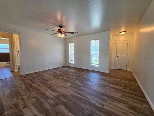 Building Photo - 3 bed, 2 bath home in Shawnee!