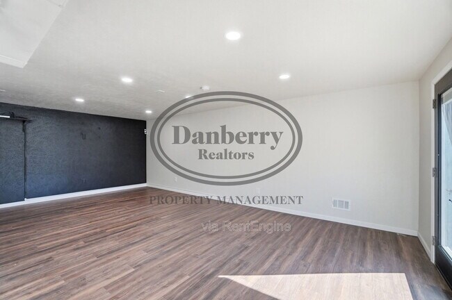 Building Photo - 1133 N Byrne Rd