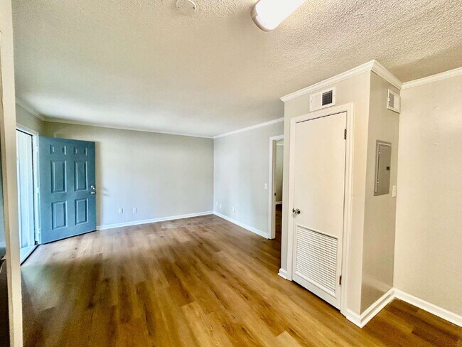 Building Photo - 105 P' Poole Ave #101: Red Bank 1Bed/1Bath Apartment w/ Laundry Units, Central AC, and Granite Co...