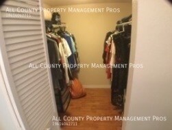 Building Photo - First Floor/Pet Friendly/Pool/GREAT Location