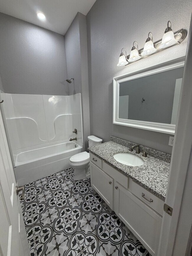 Building Photo - 616 Main St