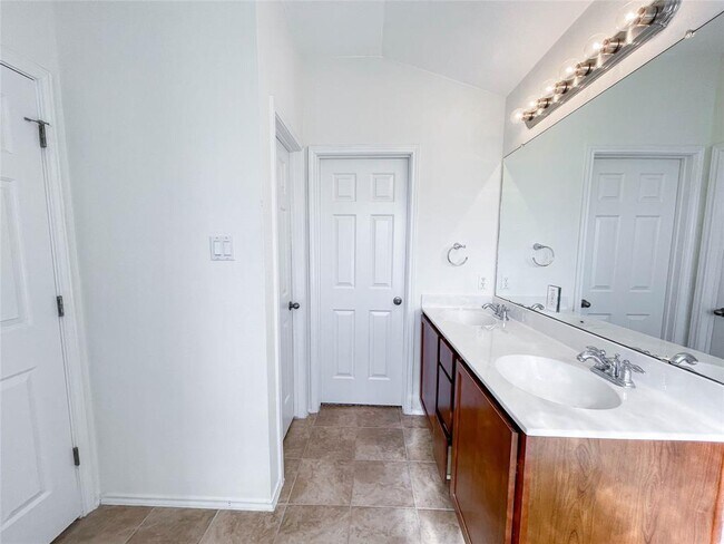 Building Photo - 14213 Willow Tank Dr