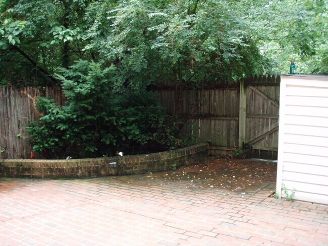 Building Photo - Classic 4 Bed 3.5 Bath Brick Townhome With...