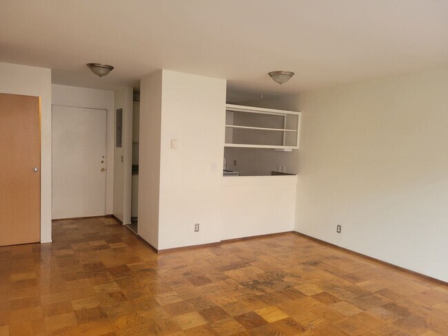 Interior Photo - 525 E Roy St