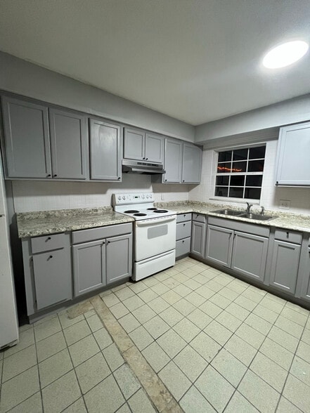 Building Photo - 819 13th Ave NW