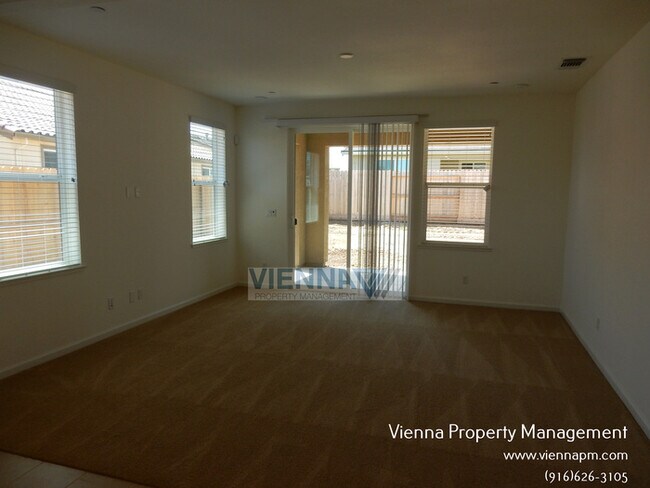 Building Photo - SINGLE STORY HOME IN ROSEVILLE!!!
