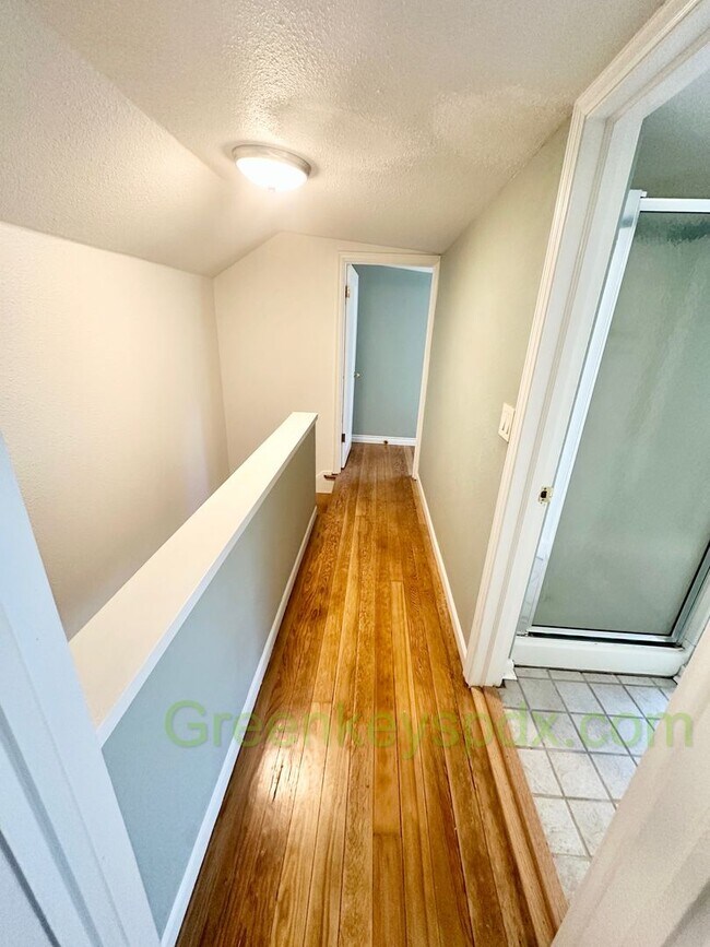 Building Photo - Huge 4 Bedroom 2 Bath House across from Rose City Golf Course