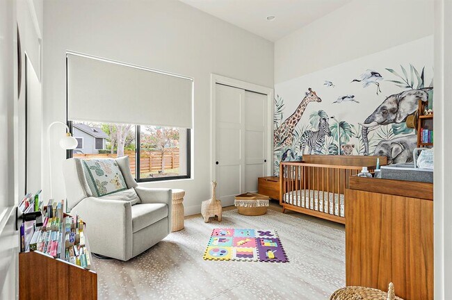 Building Photo - 2116 Kenwood Ave