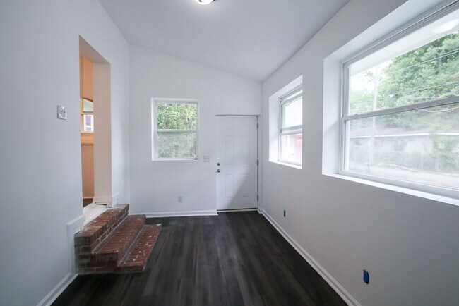 Building Photo - Spacious 4 Bedroom, 2.5 Bath Home in Savan...