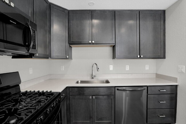 Building Photo - Modern 3-Bedroom Townhome – Conveniently L...