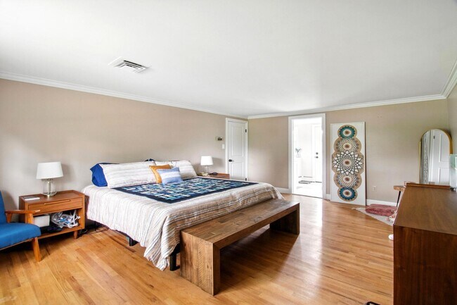 Building Photo - 5840 Sutters Ln