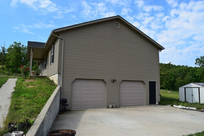Building Photo - Beautiful 3 Bedroom, 2 Bathroom Home On Mi...