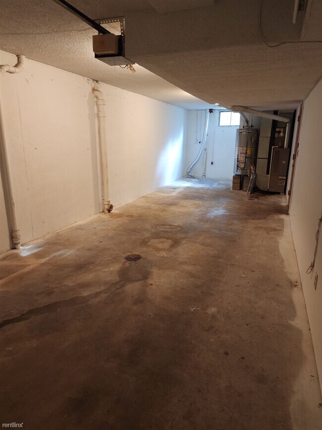 Building Photo - 3 br, 1.5 bath Duplex - 8 Hawthorne Place 10