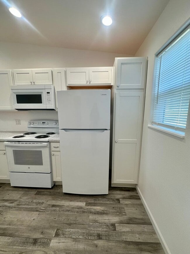 Building Photo - Brand-New 3 Bedroom, 2 Bath Home with Garage