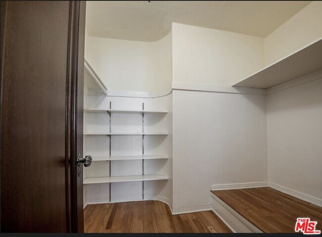 Building Photo - 150 S Orange Dr