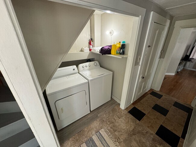 Building Photo - 26 E Oxford St