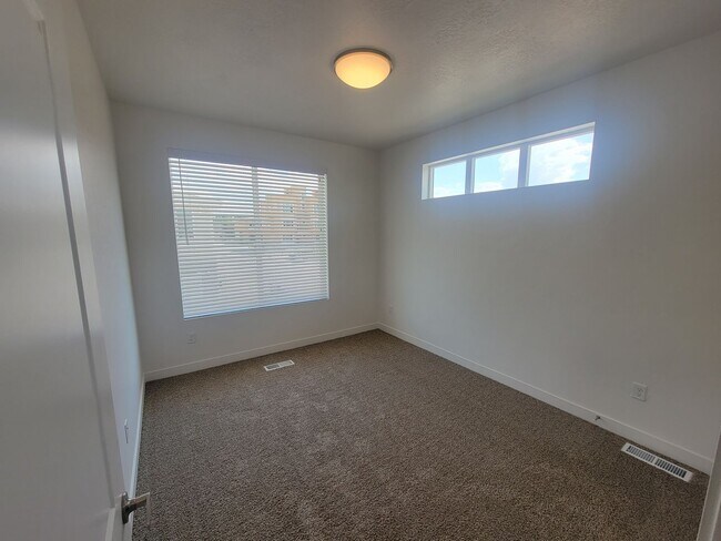 Building Photo - GORGEOUS Spacious Town Home