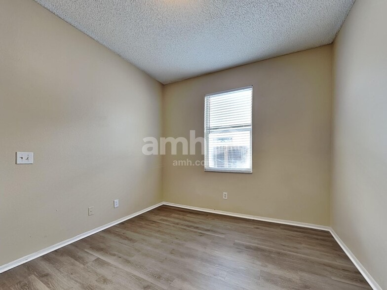 Building Photo - 451 Sand Ridge Dr