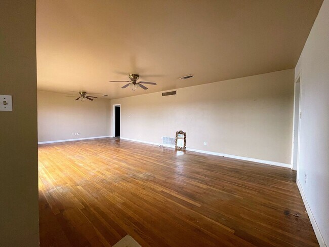 Building Photo - Texas-Style Charm and Comfort – 3-Bed, 2-B...