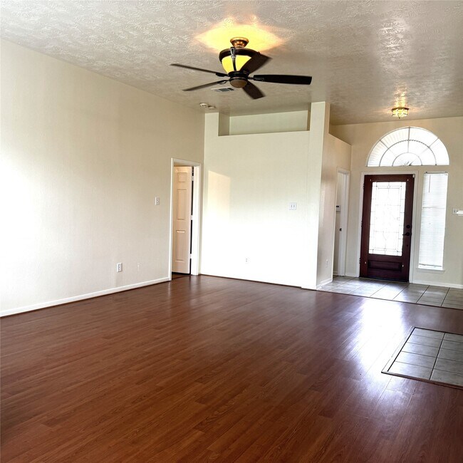Building Photo - 10023 Hickory Trail Ln