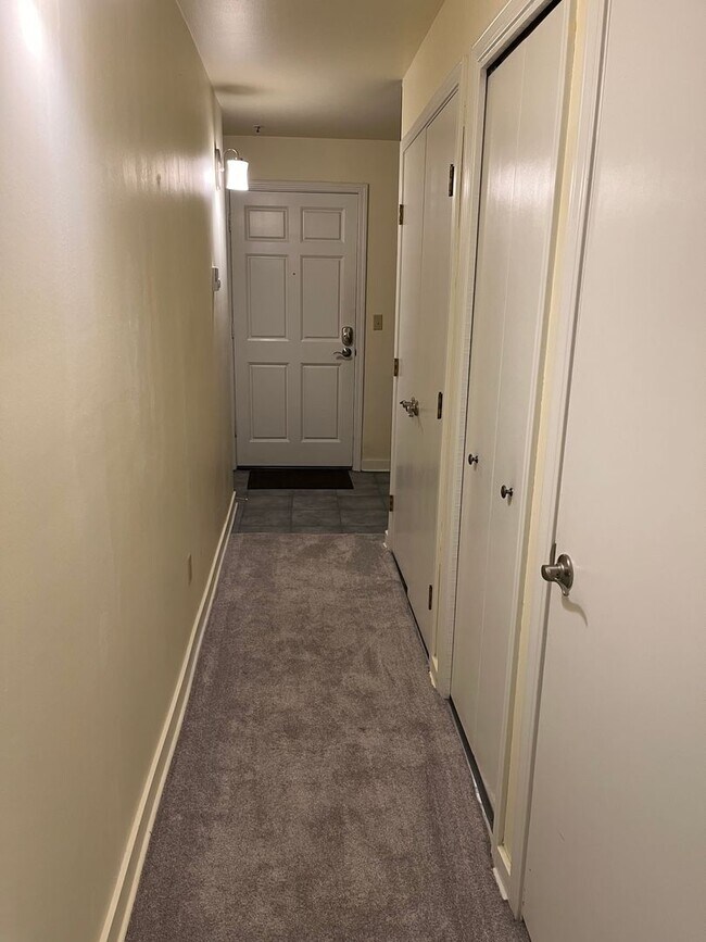 Building Photo - Spacious 1 bed, 2 bath condo - Available December 1st ($2500/month)