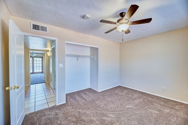 Building Photo - Garden Dr