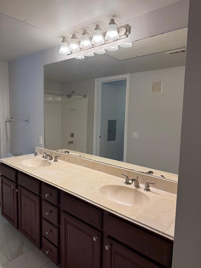 Building Photo - 7575 Kirby Dr