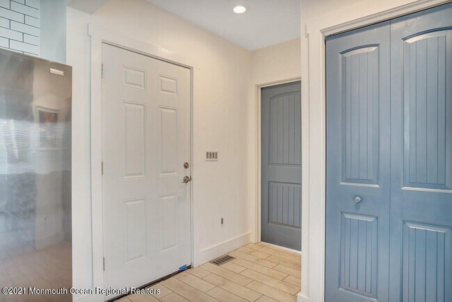 Building Photo - 903 Ocean Ave N