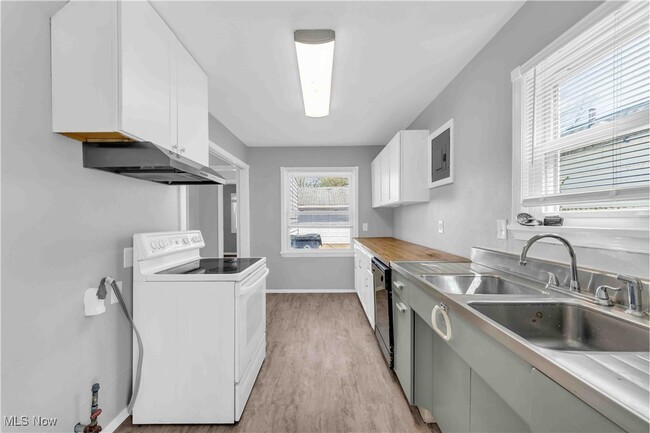 Building Photo - 13400 Sprecher Ave