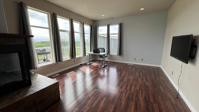 Building Photo - Meticulously well kept 3 bed, 3.5 bath Gov...