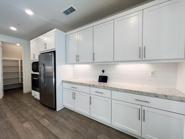 Building Photo - Newer Spacious 5 Bedroom Home Located in C...