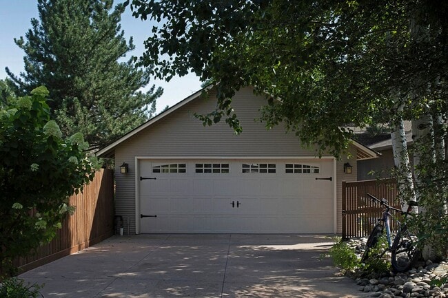 Building Photo - One-of-a-Kind Bungalow Oasis on Poly Drive...