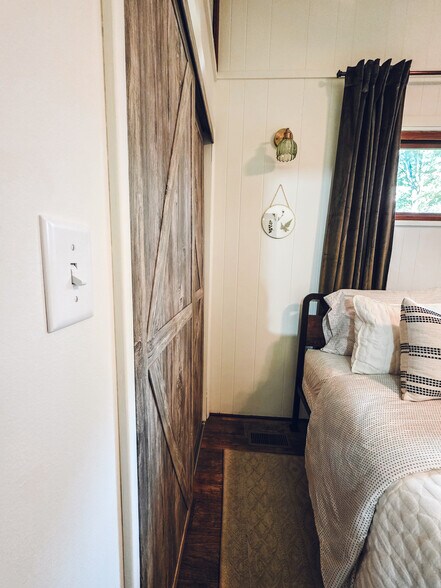 Building Photo - 1008 W Singing Woods Rd