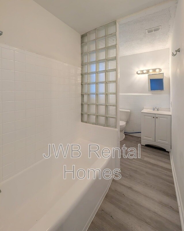 Building Photo - 1530 W 10th St