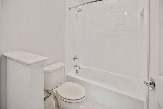 Building Photo - 5 Bed 4.5 Bath - Bethesda Single Family - ...