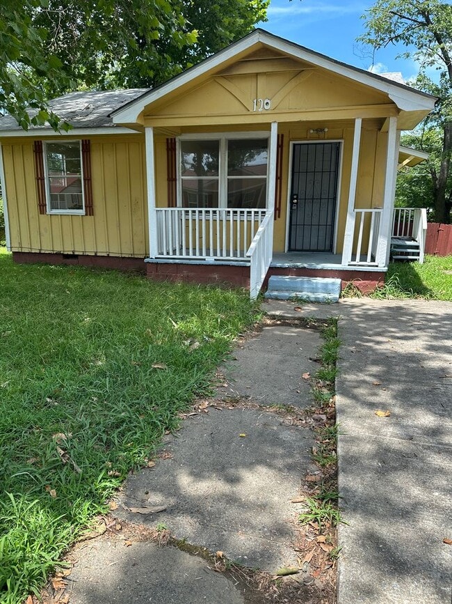 Building Photo - 2 Bedroom and 1 bath Central air and heat