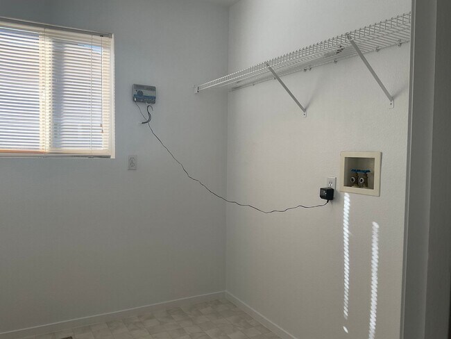 Building Photo - Sparks Family Home in Great Commuting and shopping Location with $1000 Move in Rent Credit!