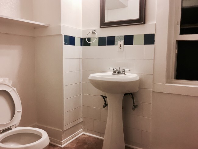 Full Bath w/ Tub - 746 Bayview Dr