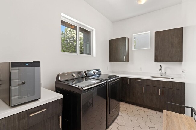 Building Photo - 4533 E Devonshire Ave