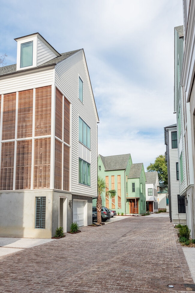 Building Photo - 3 Sanctuary Ct