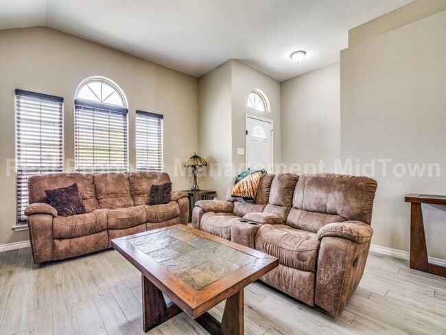 Building Photo - Stylishly Updated 3-Bedroom Home with Modern Touches & Prime Location!