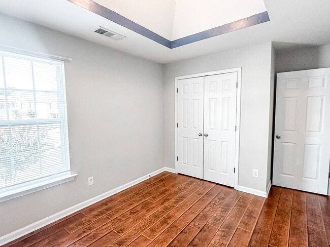 Building Photo - 3/2.5 Townhome in great Oakwood location