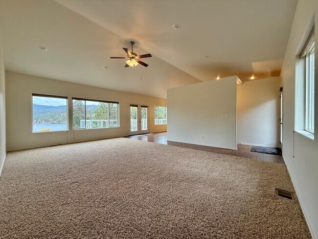 Building Photo - 6686 Washington 291B