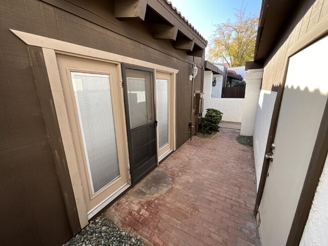 Building Photo - 3229 S Fairfield Dr