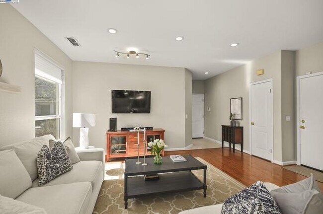 Building Photo - 3859 Appian St