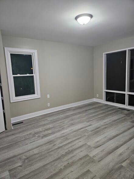 Building Photo - 1020 S Park Blvd