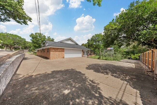 Building Photo - 10014 Burgundy Ln