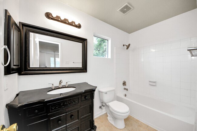 Building Photo - 13114 Oak Ledge Dr