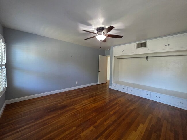 Building Photo - 2 bedroom 2 bathroom with brand new A/C un...