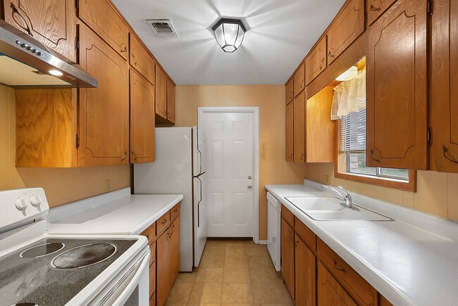 Building Photo - Charming 2-Bed Retreat Near Landa Park & t...